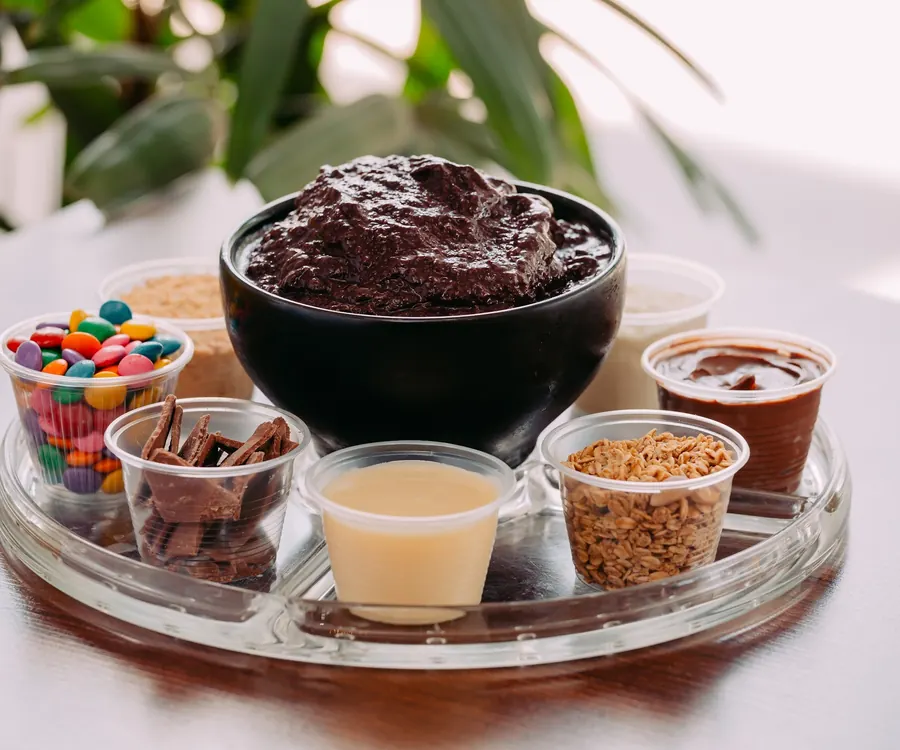 Tigela de açaí artesanal com complementos