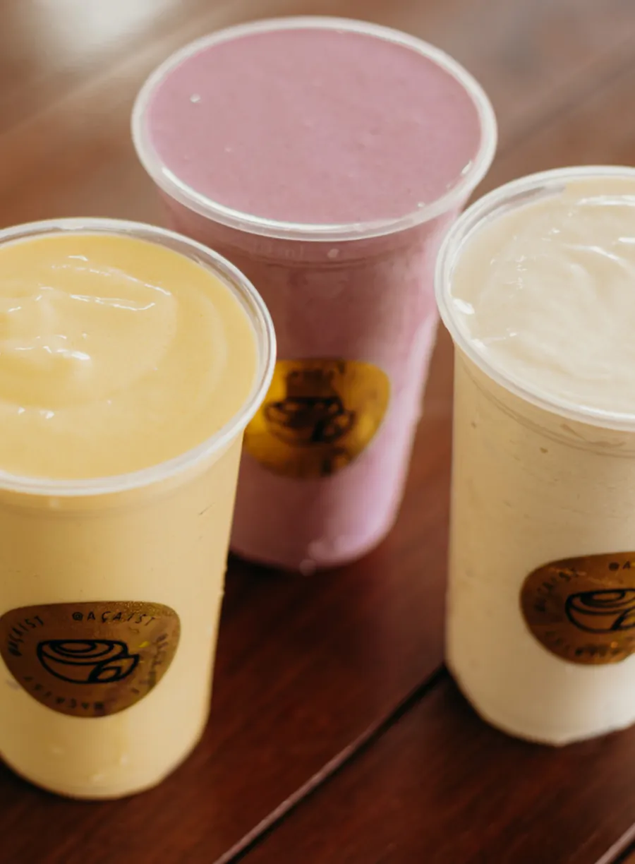 Copos de creme de morango, maracujá e cupuaçu