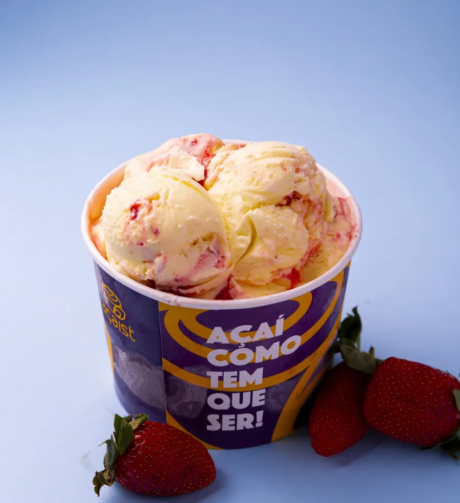 Copo de sorvete padrão gelato com morangos