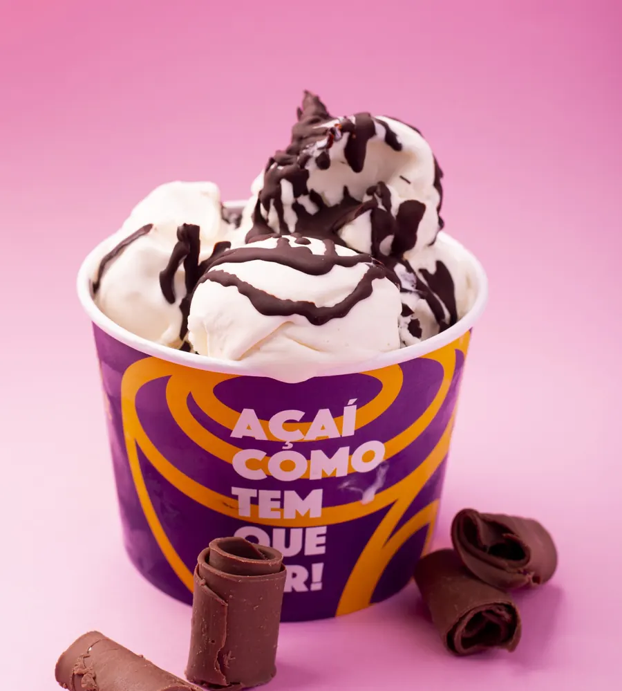 Sorvete Açaíst com calda de chocolate