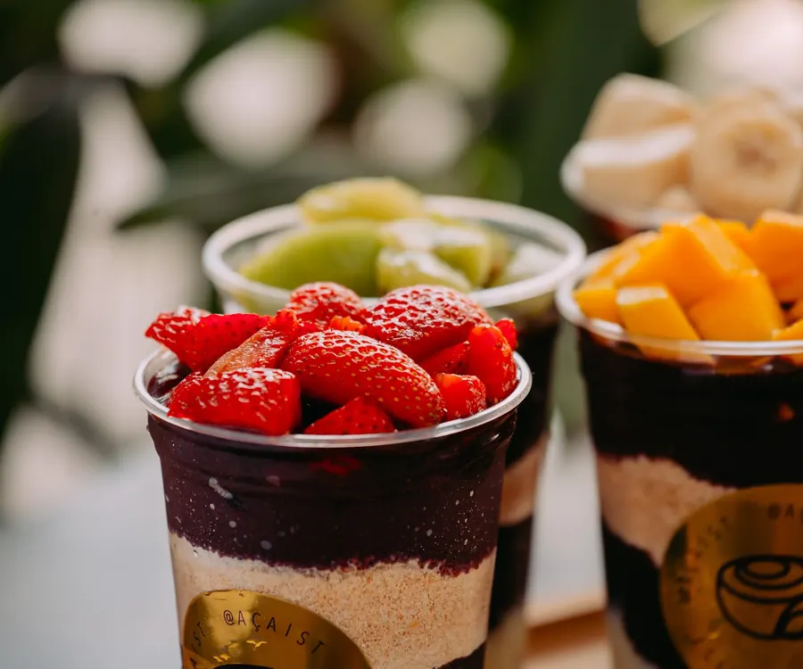 Copos de açaí em camadas com morango, kiwi e manga