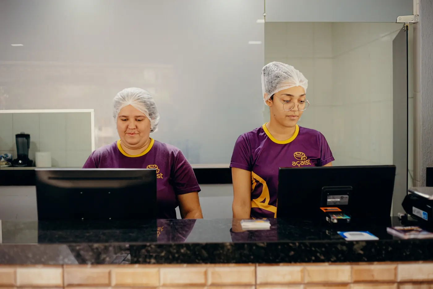 Equipe Açaíst atendendo no balcão da loja